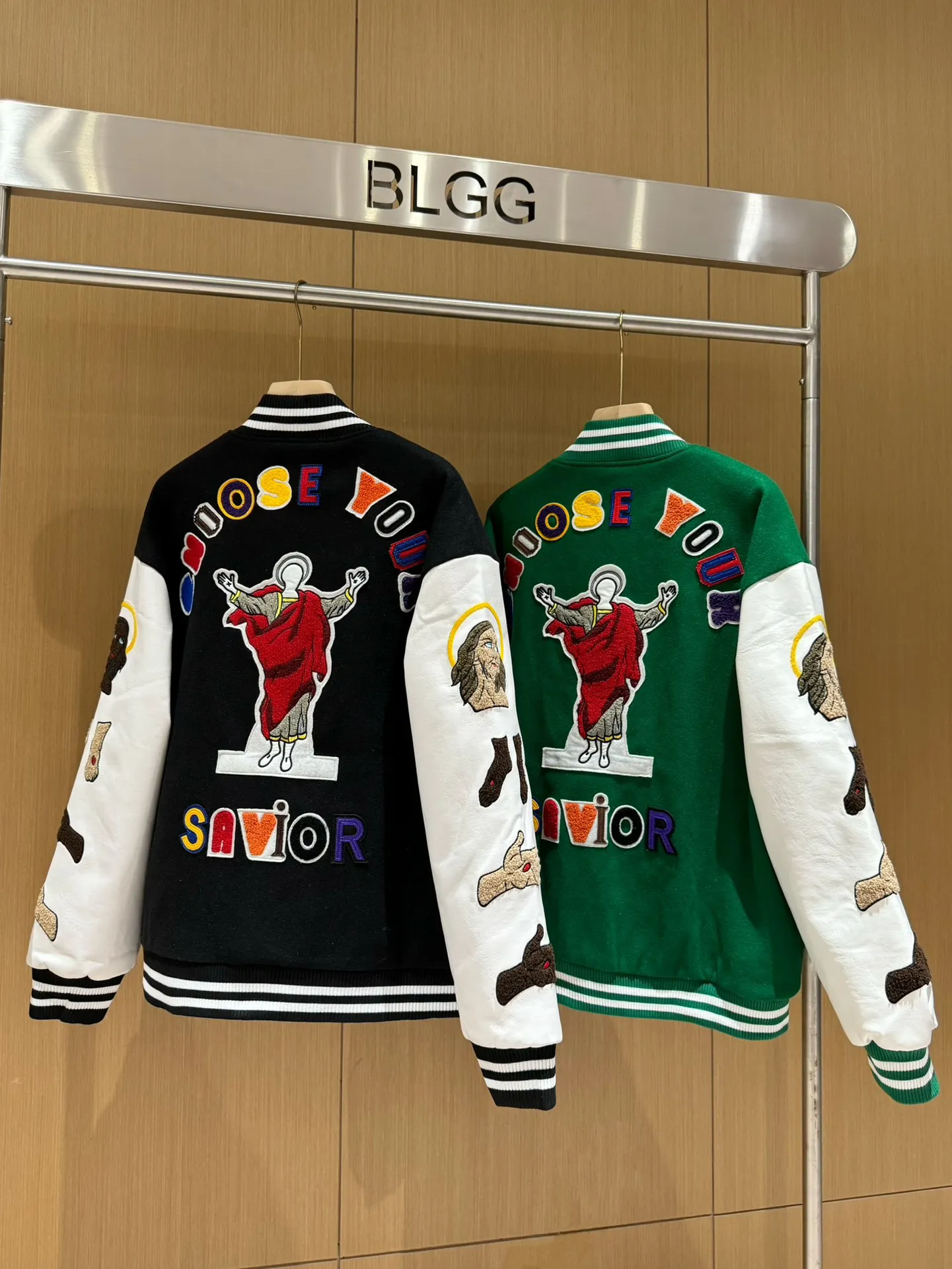 🧸Saint michael Bai Jingting same style embroidered American baseball jacket vintage jacket men and women autumn and winter p380 style number: 255# code number: m-xl color: black, green high version quilted version one is enough for the winter in the north and south multiple splicing techniques for the whole piece original version customized dyeing color 3 times of pattern making for the final version heavy work patch embroidery requires laser burning to carve out the template before embroidering Only a few pieces are produced in a day, and the factory quantity is extremely low. During the NBA All-Star Weekend, James wore a baseball jacket co-branded by Saint Michael and Denim Tears. As a top player in the sports field, in addition to his excellent skills on the court, James is also widely recognized for his ability to match private servers and carry goods off the court. Not only Lao Zhan, but also celebrities such as Bai Jingting are vying to get involved. It has to be said that the eyes of celebrities are really vicious. They are firmly standing at the top of the trend - Washing precautions - Try to avoid strong washing and strong scrubbing during the laundry process. Powerful washing mode of the washing machine. Dark colors will have slight shrinkage and floating colors during the first cleaning, which is unavoidable for knitted fabrics. It is recommended to soak in warm salt water for half an hour before cleaning.
